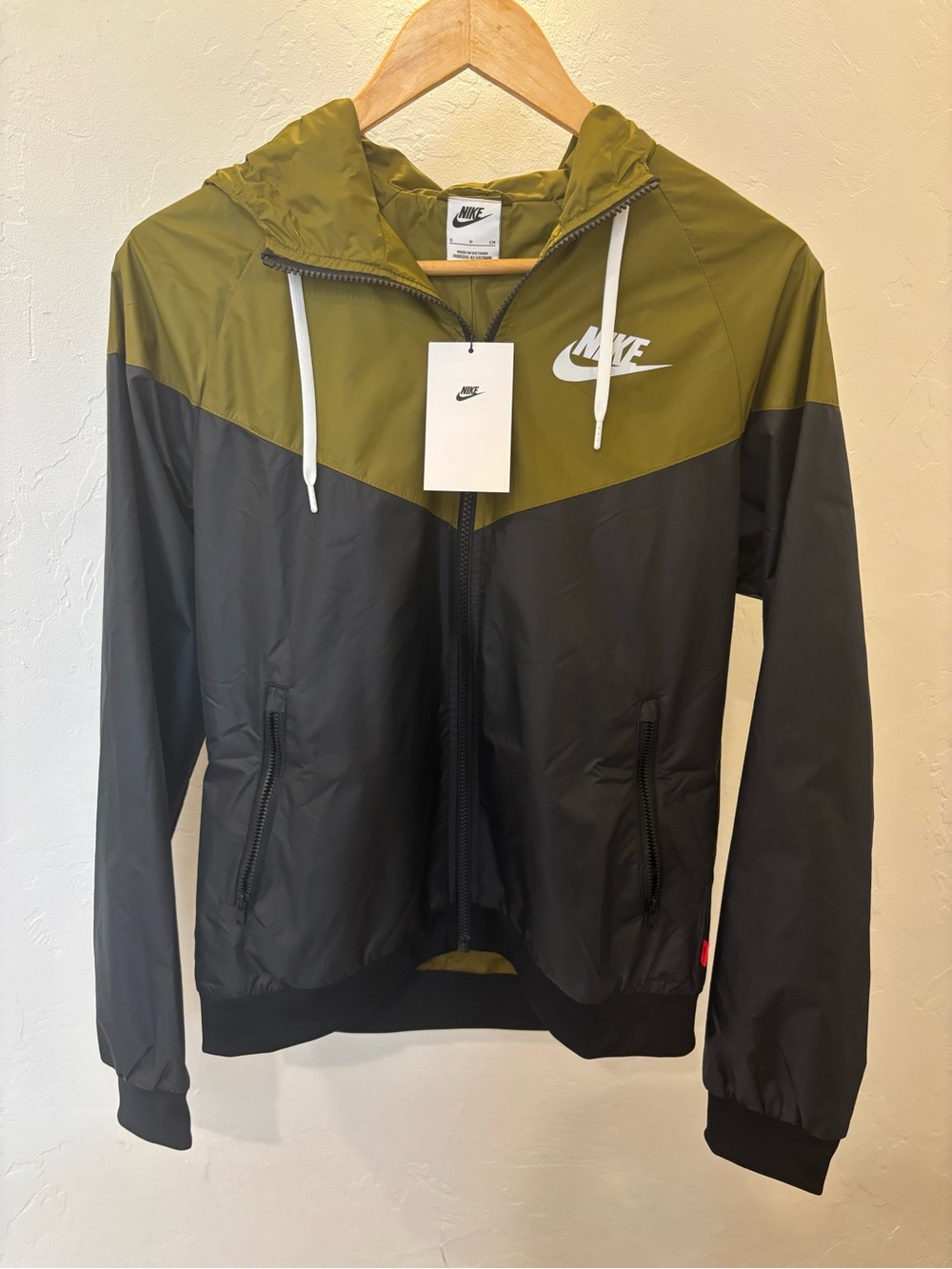 NWT Women’s Nike Sportswear Windrunner Hooded Jacket